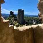 Bijou SURDESPINE air conditioned 100m to Historic 4 Cathar Châteaux Lastours access to a very pretty riverside garden!! Appartement