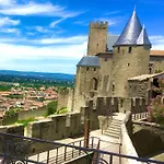 Bijou SURDESPINE air conditioned 100m to Historic 4 Cathar Châteaux Lastours access to a very pretty riverside garden!! Lastours
