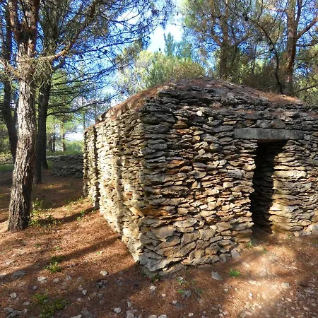Appartement Bijou SURDESPINE air conditioned 100m to Historic 4 Cathar Châteaux Lastours access to a very pretty riverside garden!! *