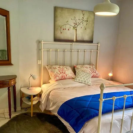 Appartement Bijou SURDESPINE air conditioned 100m to Historic 4 Cathar Châteaux Lastours access to a very pretty riverside garden!! Lastours