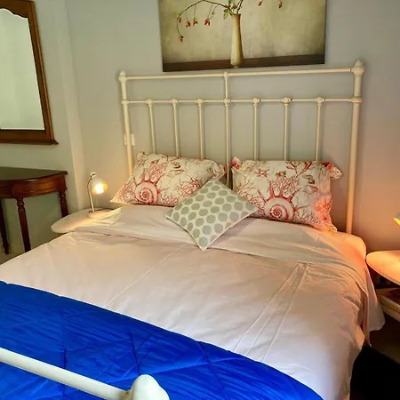 Bijou SURDESPINE air conditioned 100m to Historic 4 Cathar Châteaux Lastours access to a very pretty riverside garden!! Lastours