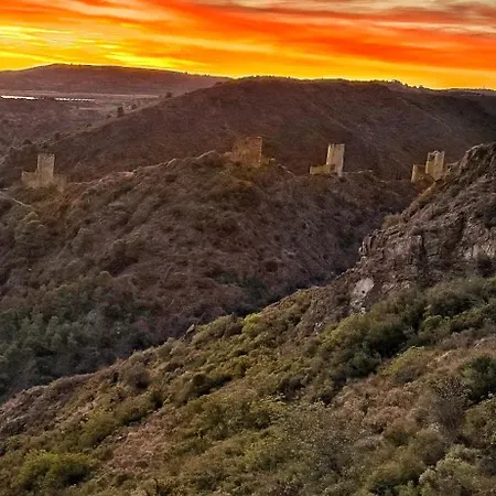 Bijou SURDESPINE air conditioned 100m to Historic 4 Cathar Châteaux Lastours access to a very pretty riverside garden!! Appartement